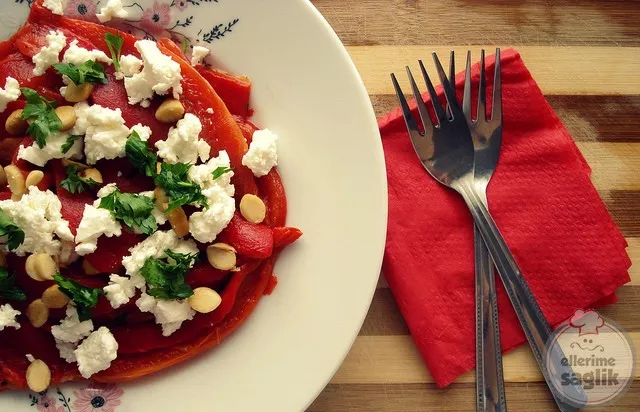 Badem Ve Peynirli Köz Kırmızı Biber Salatası
