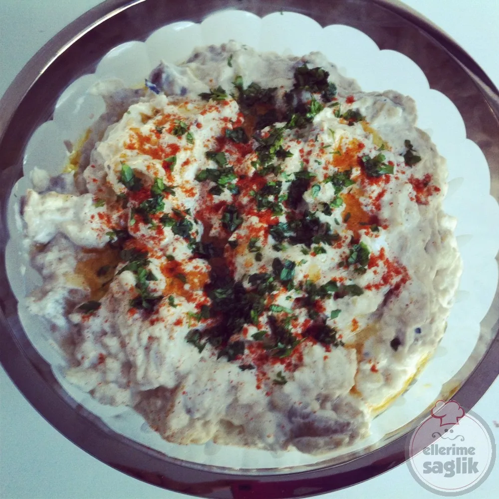 Yoğurtlu Köz Salatası