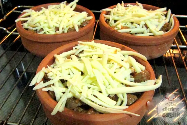 Güveçte Püreli Et