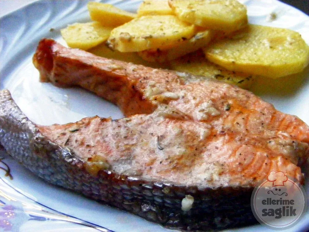 Kiremitte Mantarlı Ispanaklı Somon