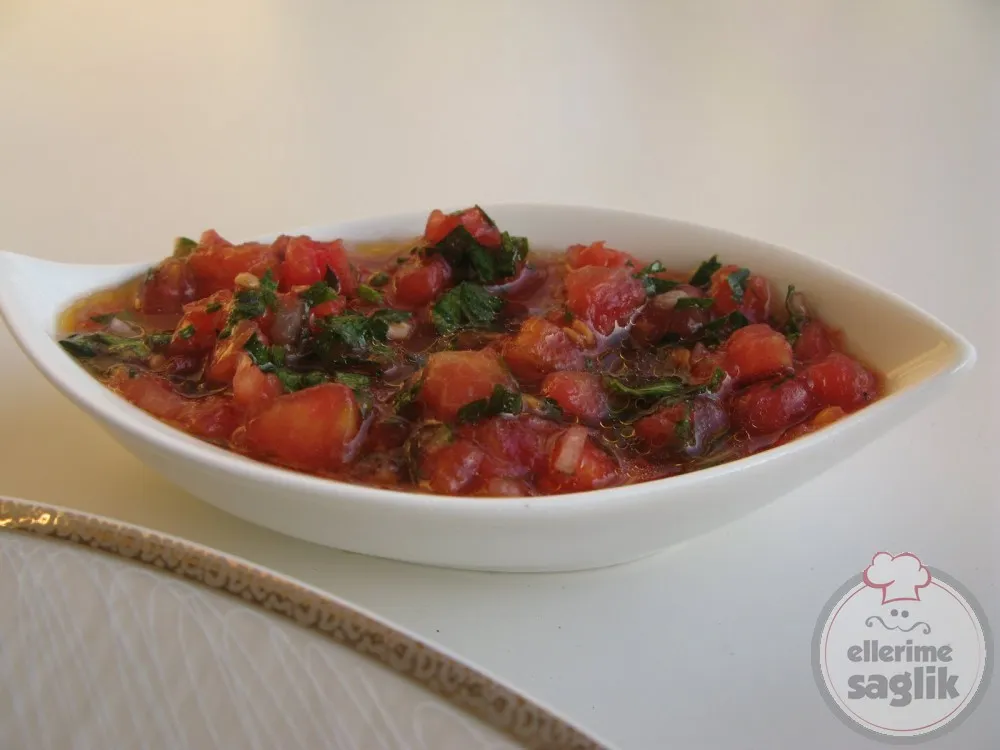 Pratik Domates Salatası