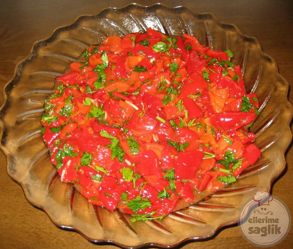 Kaşarlı Kırmızı Biber Salatası