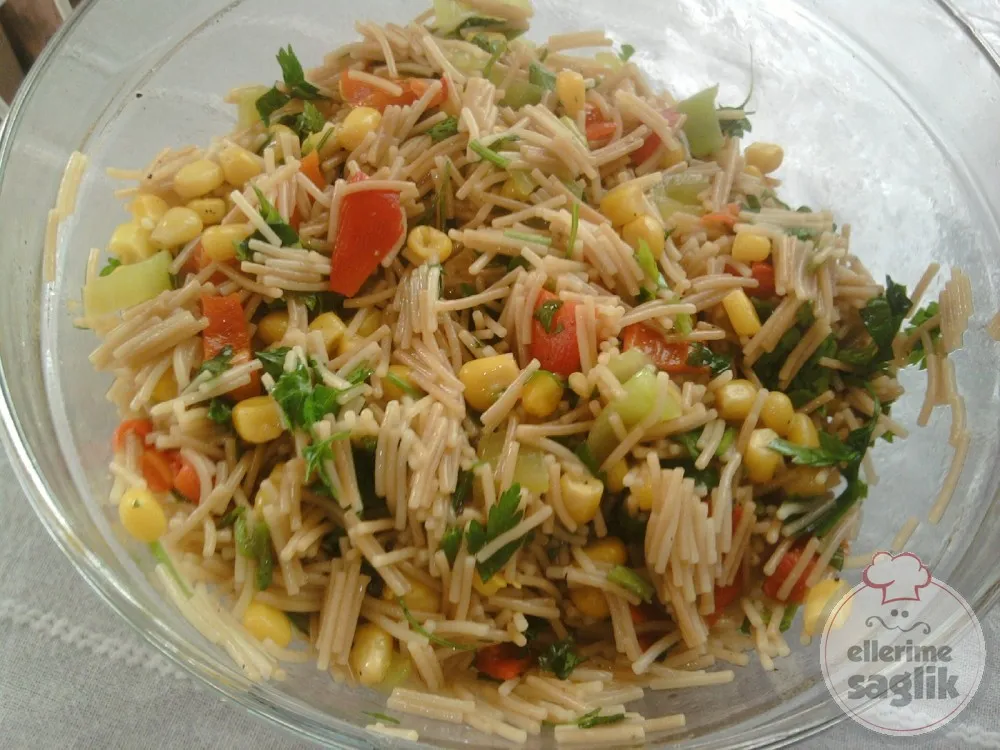 Tel Şehriyeli Tavuk Salata