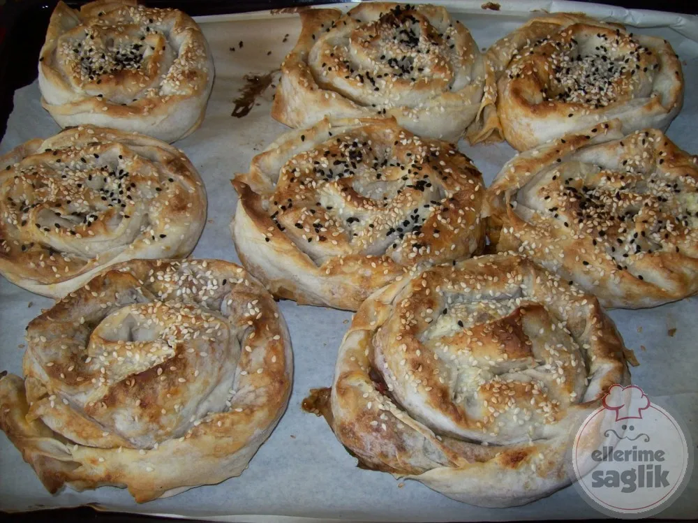 Kıymalı Pırasalı Gül Börek