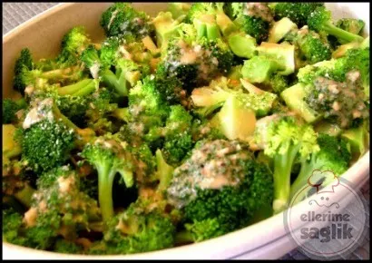 Salamlı Brokoli Salatası