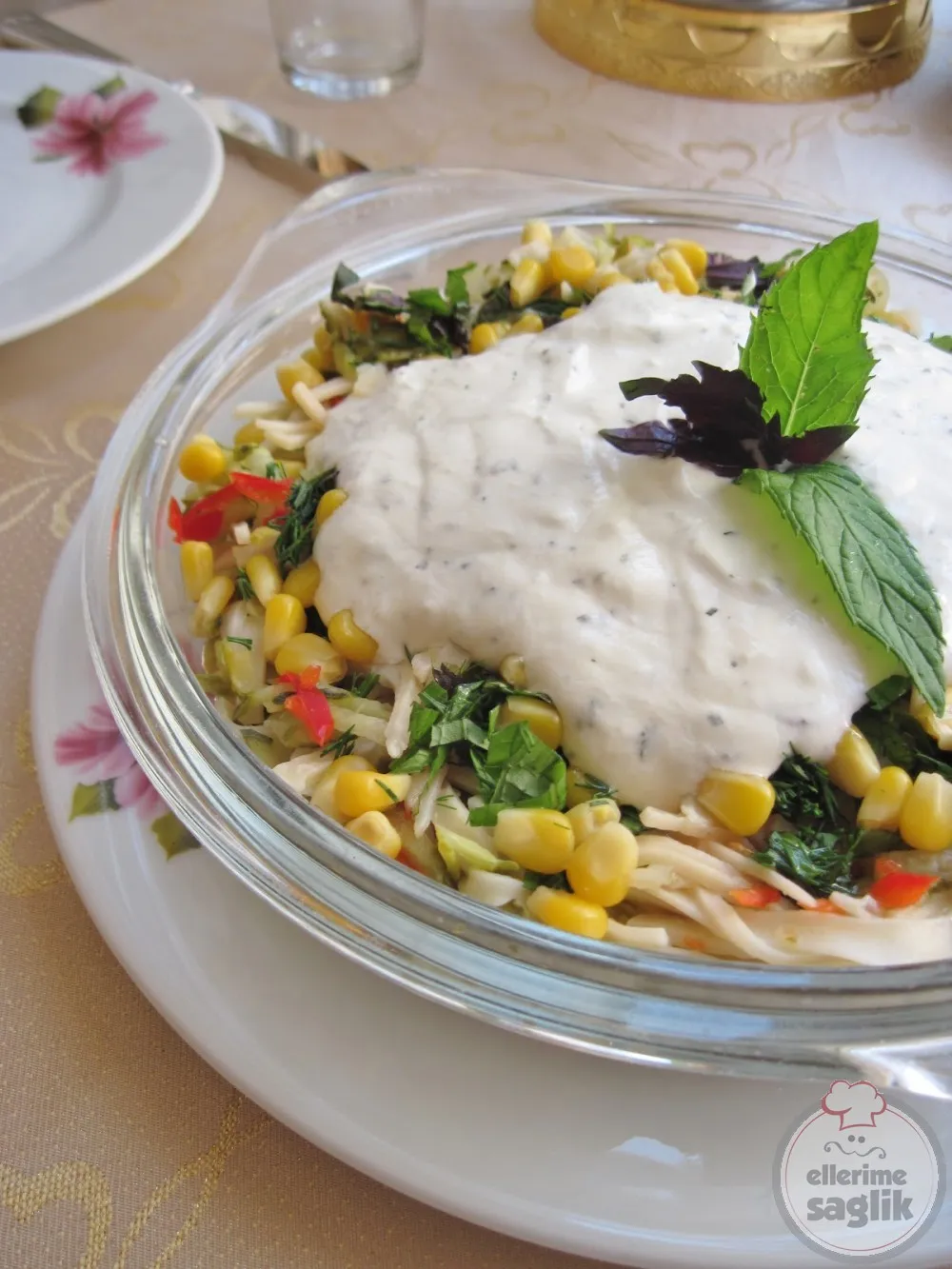 Soslu Erişte Salatası
