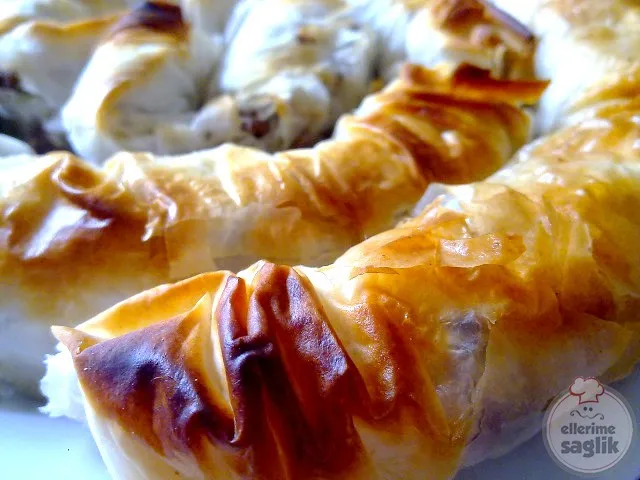 Yalancı Kıymalı Çarşaf Böreği