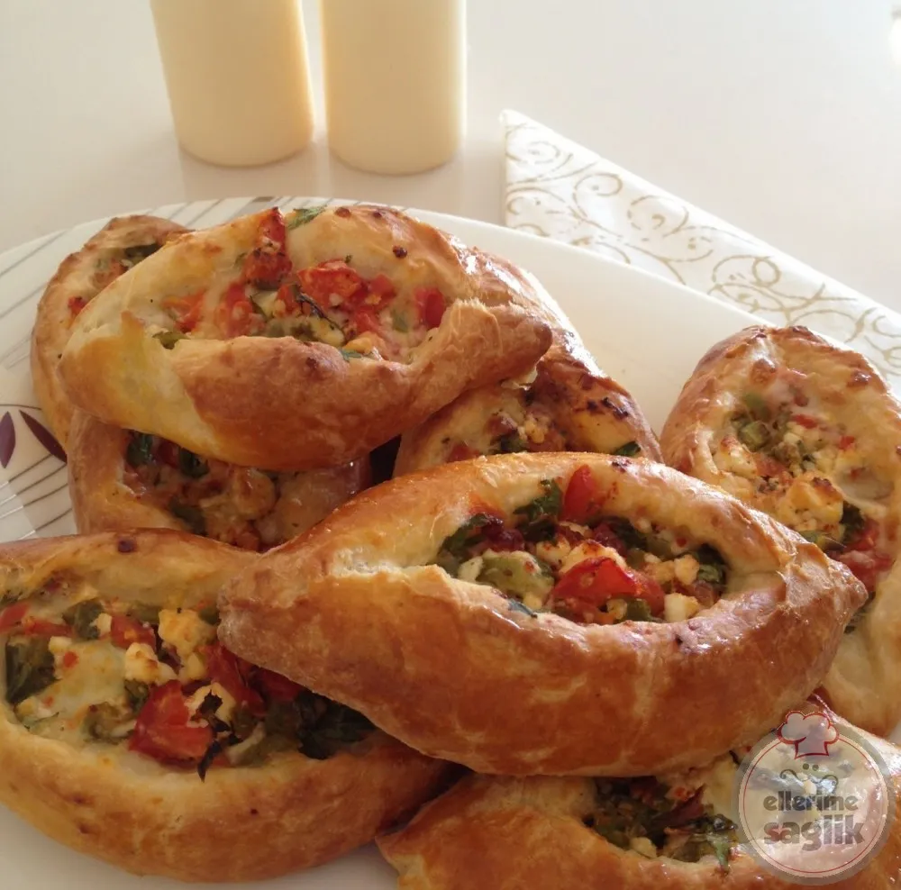 Domatesli Peynirli Minik Pide