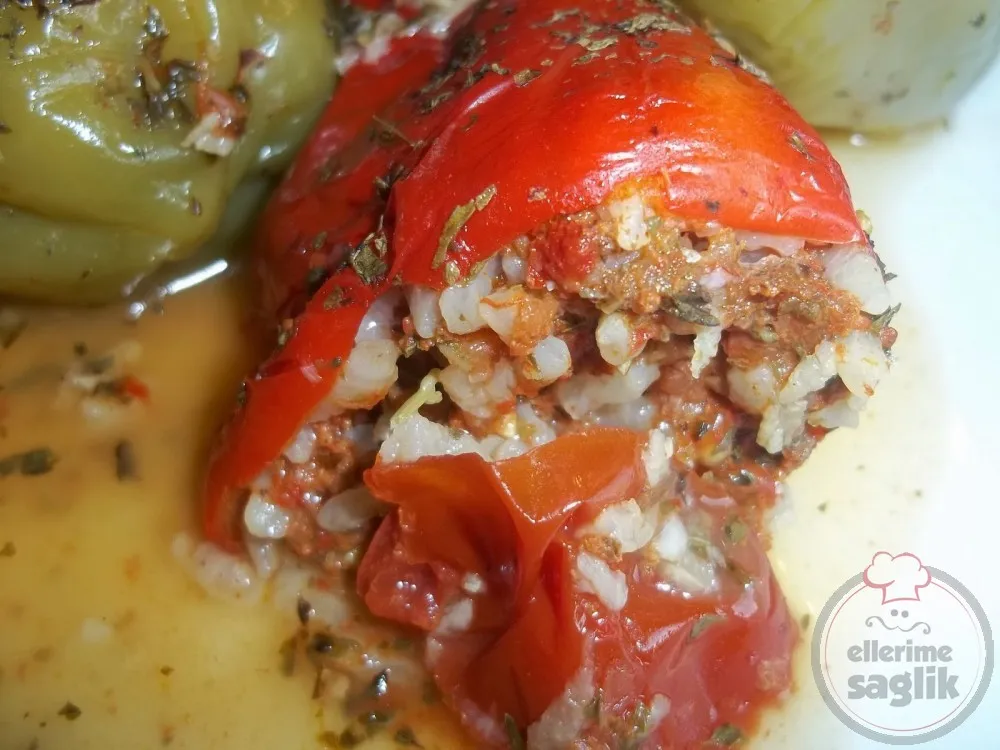 Kıymalı Ekşili Kırmızı Biber Dolması